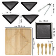 Servierset aus Bambus mit fünf schwarzen Schalen, einer Zange und vier kleinen Löffeln, aus der Vogelperspektive.