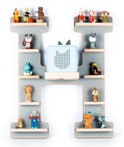 Frontalansicht eines hellblauen Kinderlautsprechers mit Katzenmotiv auf einem grauen Regal in H-Form, umgeben von kleinen Spielfiguren vor weißem Hintergrund