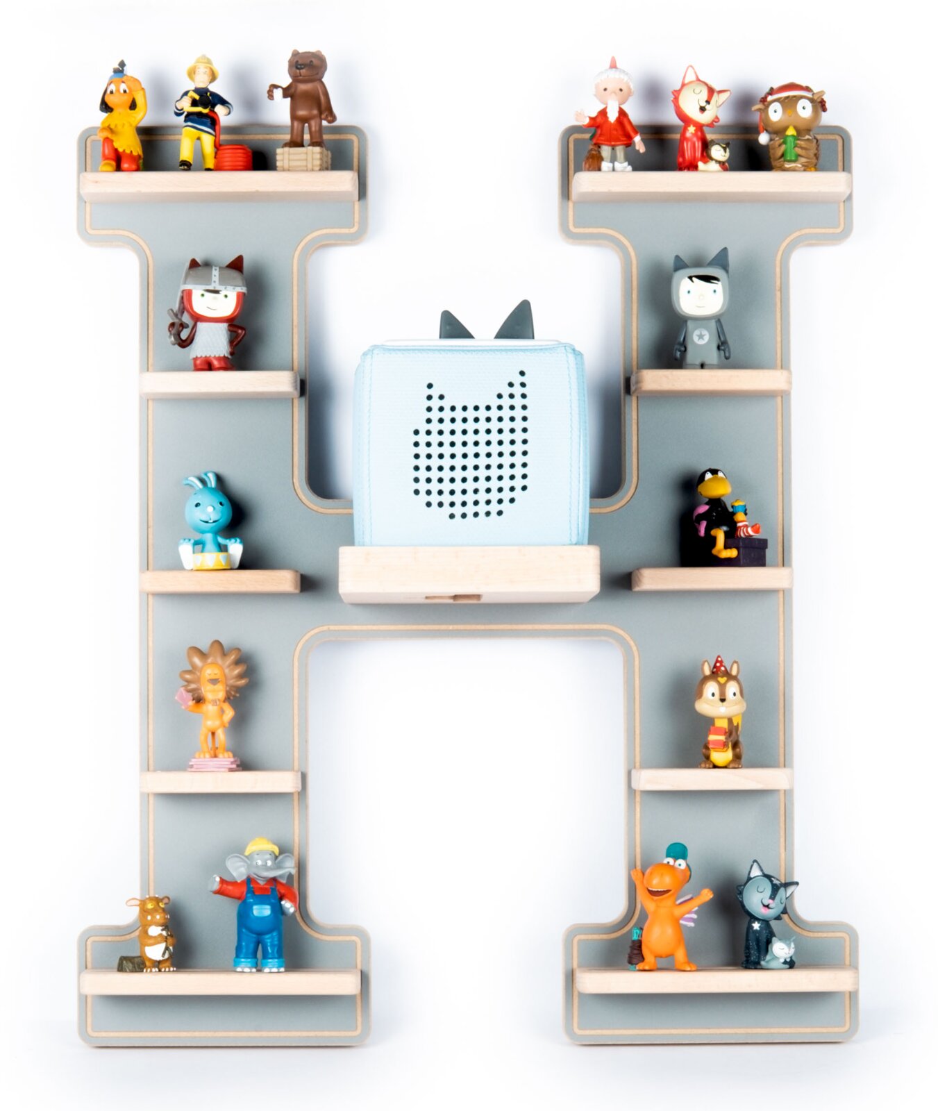 Frontalansicht eines hellblauen Kinderlautsprechers mit Katzenmotiv auf einem grauen Regal in H-Form, umgeben von kleinen Spielfiguren vor weißem Hintergrund
