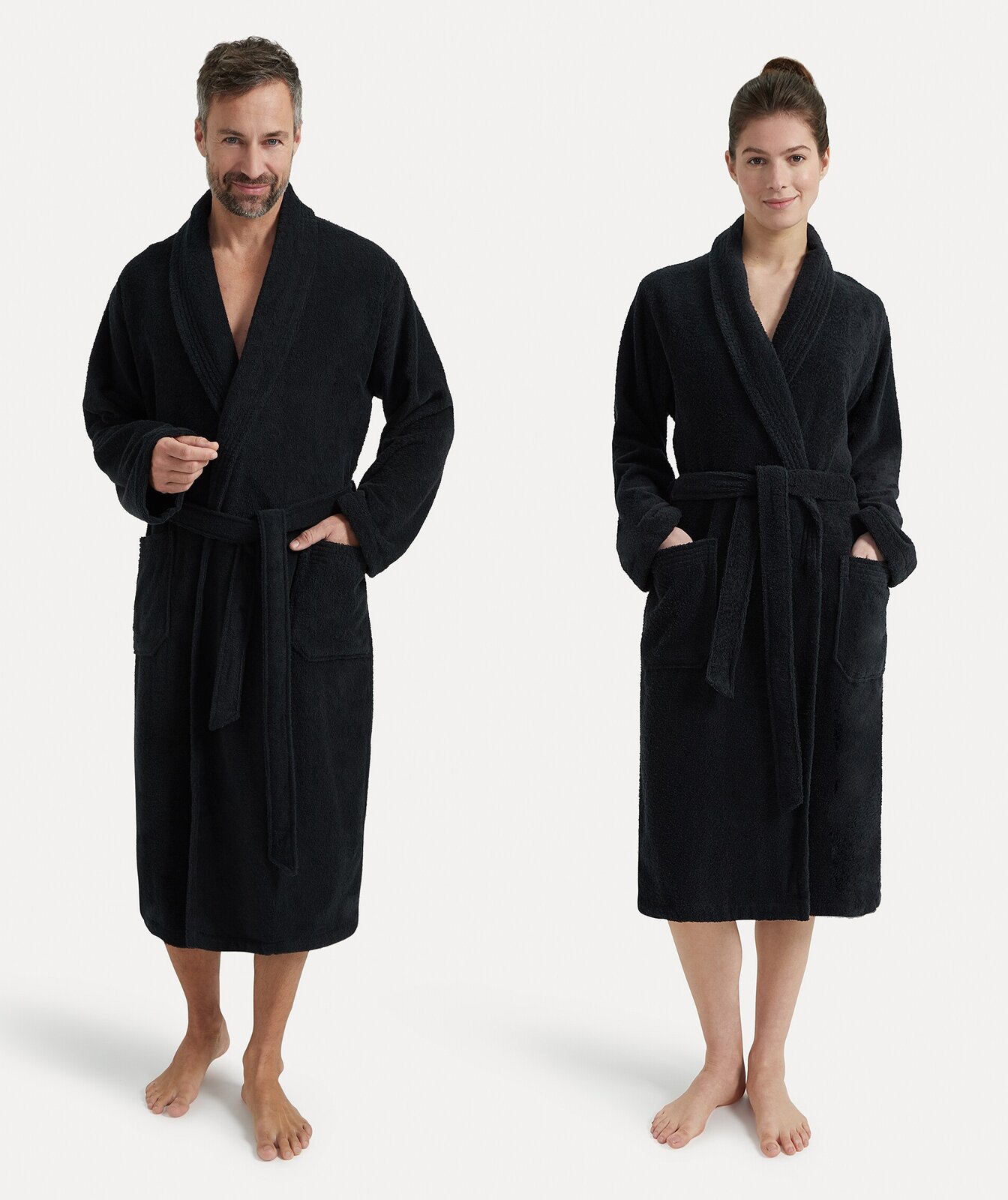 Zwei Personen in schwarzen Bademänteln mit Schalkragen, frontal fotografiert.