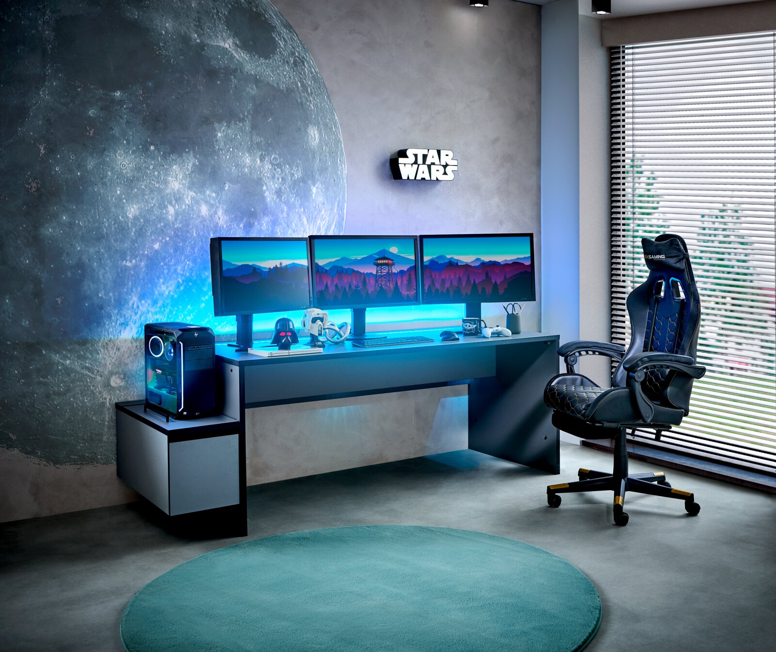 Gaming-Stuhl in einem modernen Gaming-Setup mit drei Monitoren und Star Wars Dekoration, seitliche Perspektive