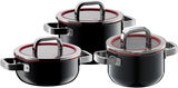 Dreiteiliges Topfset Fusiontec Black in einer schrägen Perspektive, bestehend aus glänzend schwarzen Töpfen mit Edelstahlgriffen und roten Akzenten auf den Deckeln.