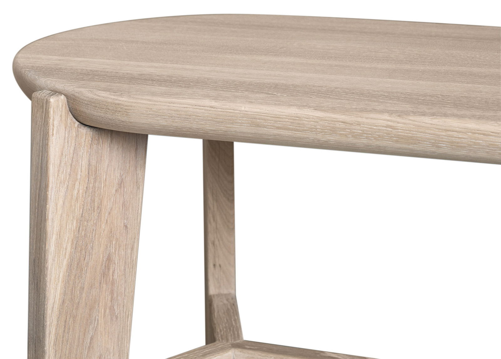 Nahaufnahme eines Sitzhockers aus hellem Holz mit abgerundeten Kanten, seitliche Perspektive.