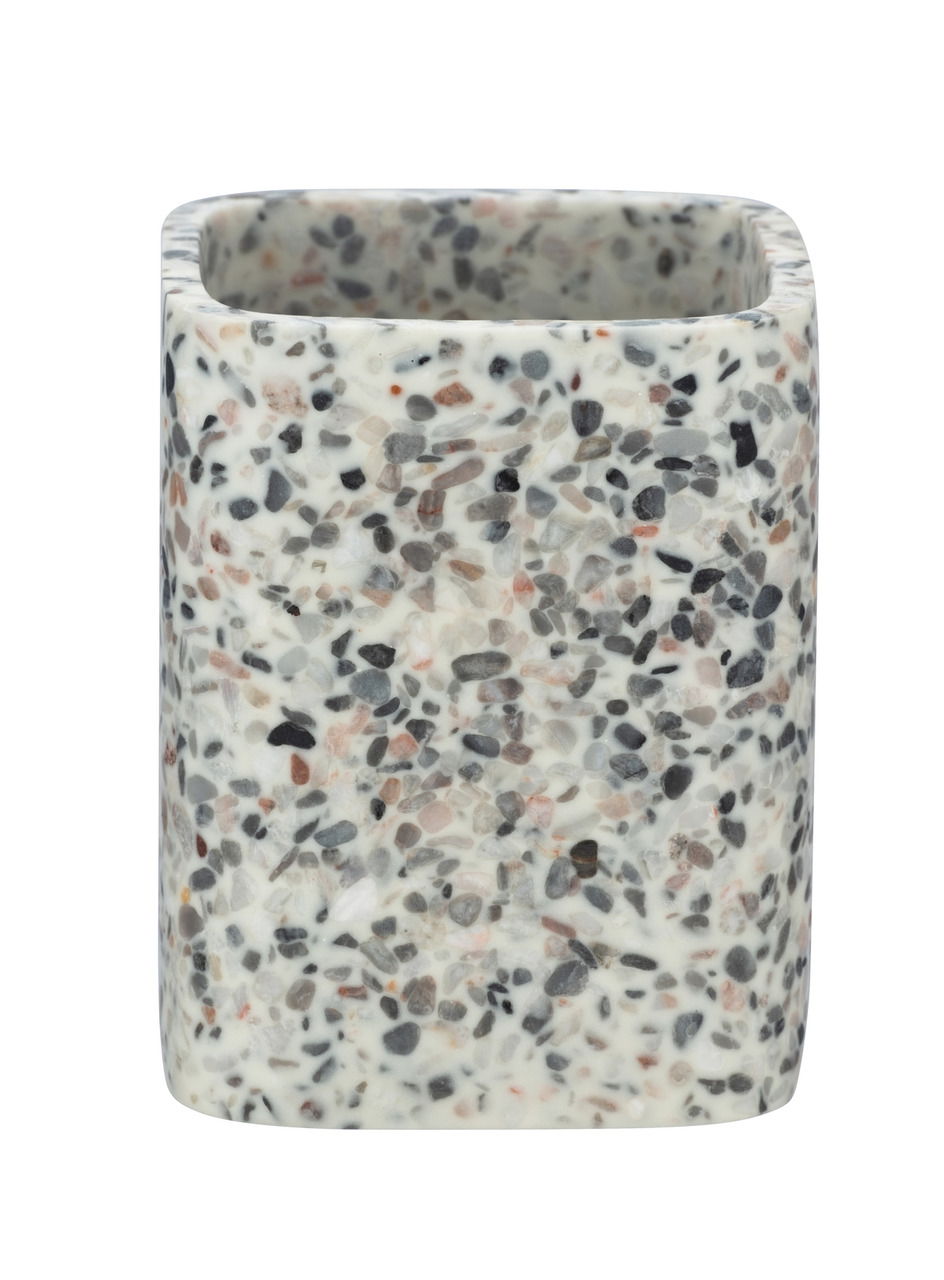 Zahnputzbecher aus Terrazzo-Material in Nahaufnahme, quadratische Form mit bunter Steinstruktur, Ansicht von vorne