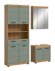 Badezimmermöbel-Set in Holzoptik mit salbeigrünen Fronten: hoher Hochschrank mit offenen Regalfächern und Schubladen, dazu Spiegelschrank und Waschtischunterschrank, dargestellt in frontaler Perspektive.