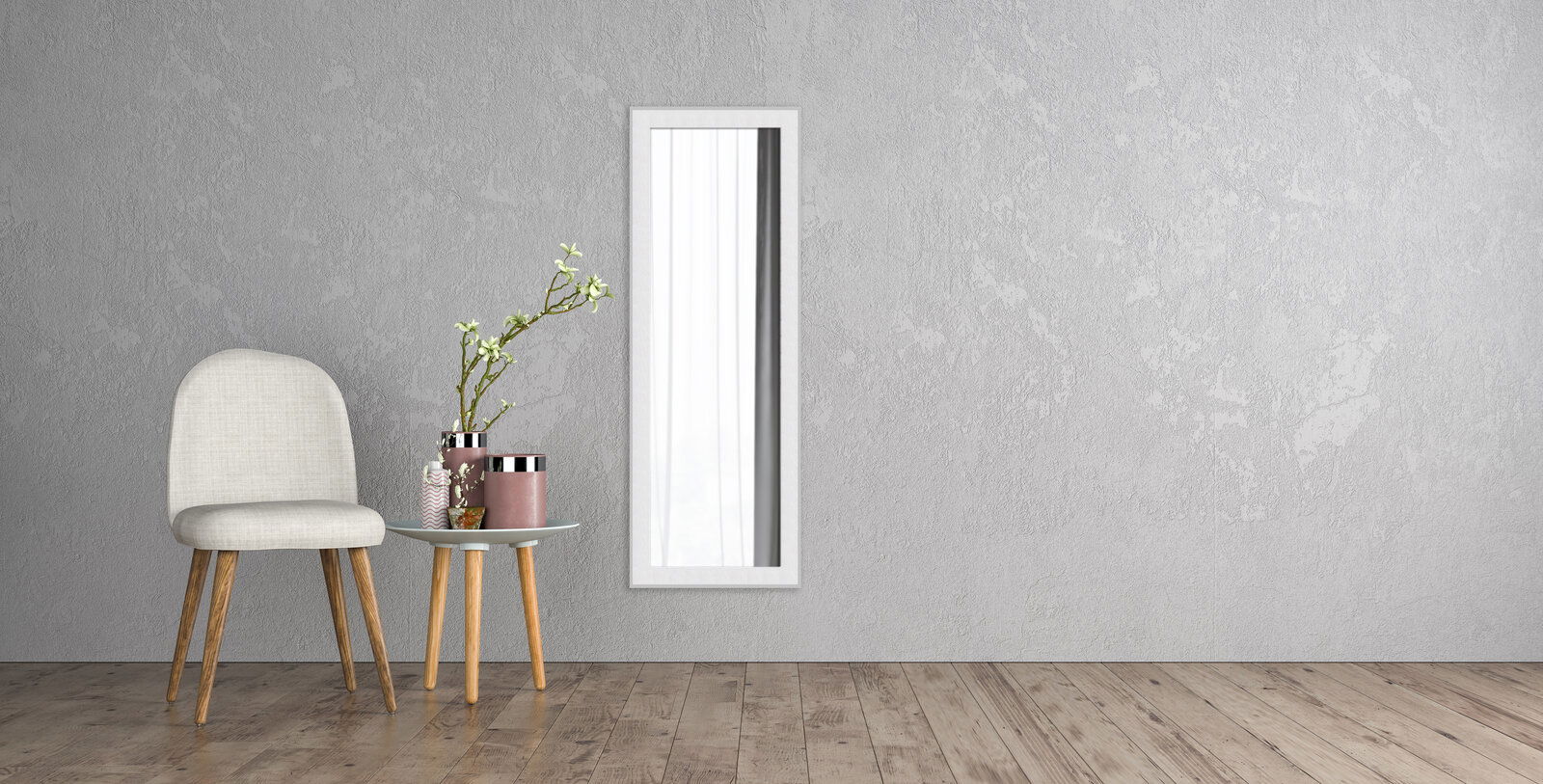 Rechteckiger Wandspiegel mit weißem Rahmen, vertikal an einer grauen Wand montiert, neben einem Stuhl und einem kleinen Tisch mit Dekorationen, aus seitlicher Perspektive.