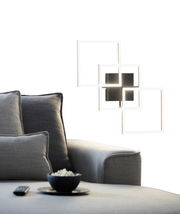 Moderne LED-Deckenleuchte mit geometrischem Design in quadratischer Form, seitliche Perspektive