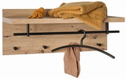Wandgarderobe aus Holz mit schwarzem Metallbügel, Haken und Ablage, frontal abgebildet. Auf der Ablage liegen ein gelber Schal und Handschuhe, am Bügel hängt ein rosa Schal.