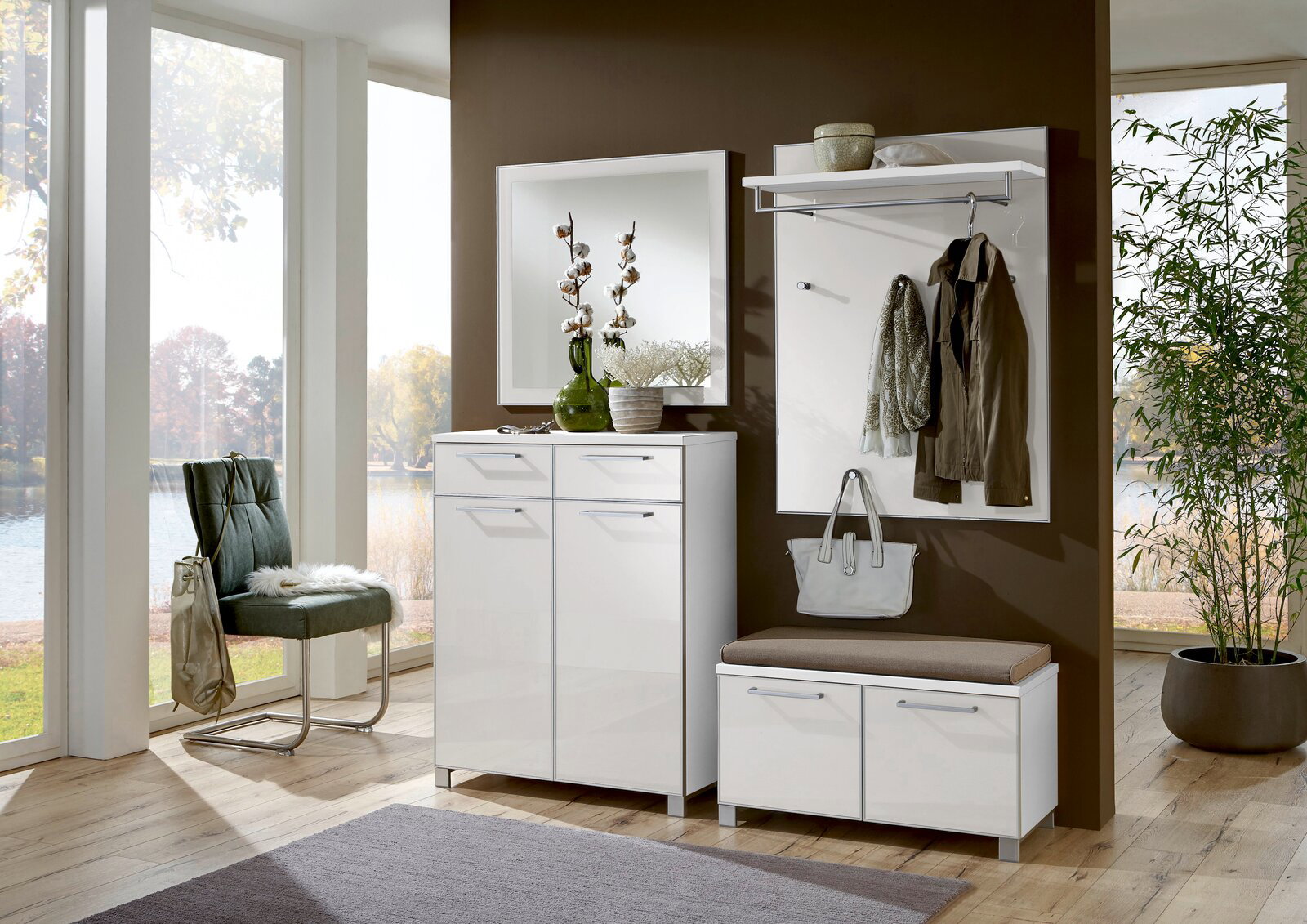 Modernes Garderoben-Set in Weiß mit Spiegel, Schuhschrank und Sitzbank, seitliche Perspektive