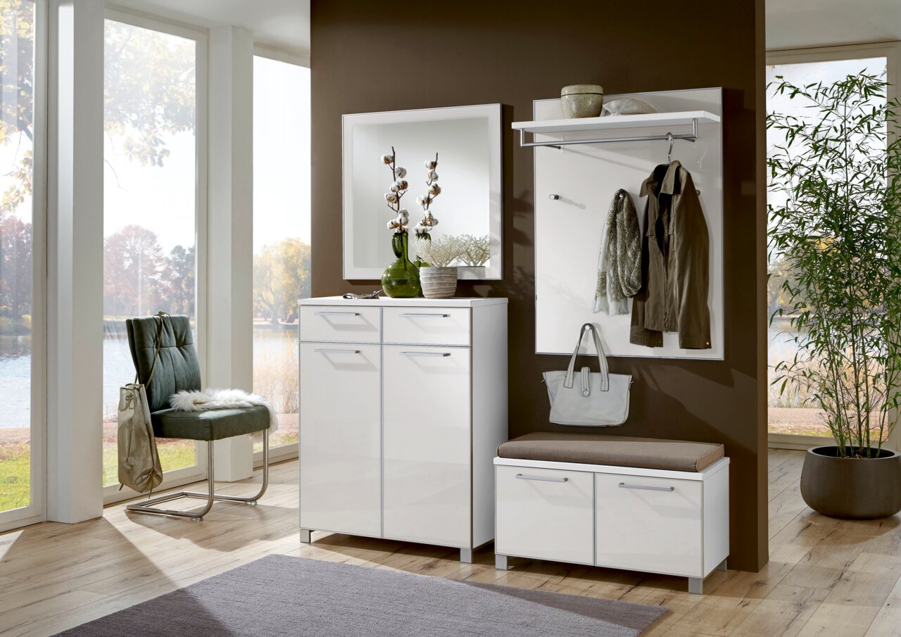 Modernes Garderoben-Set in Weiß mit Spiegel, Schuhschrank und Sitzbank, seitliche Perspektive