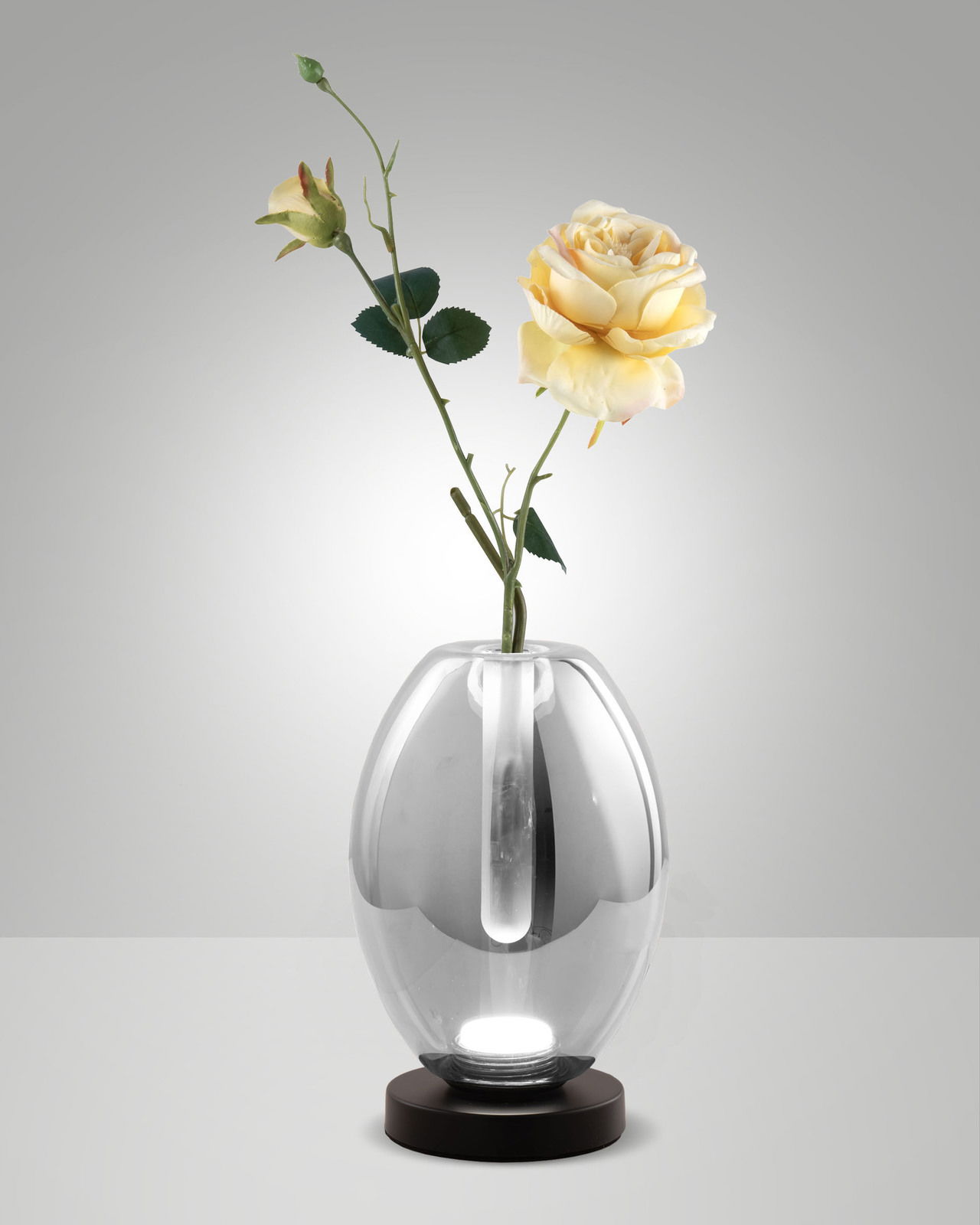 Fabas Luce LED-Glasvasenleuchte TULLY LED-Glasvasenleuchte mit gelber Rose, seitliche Perspektive
