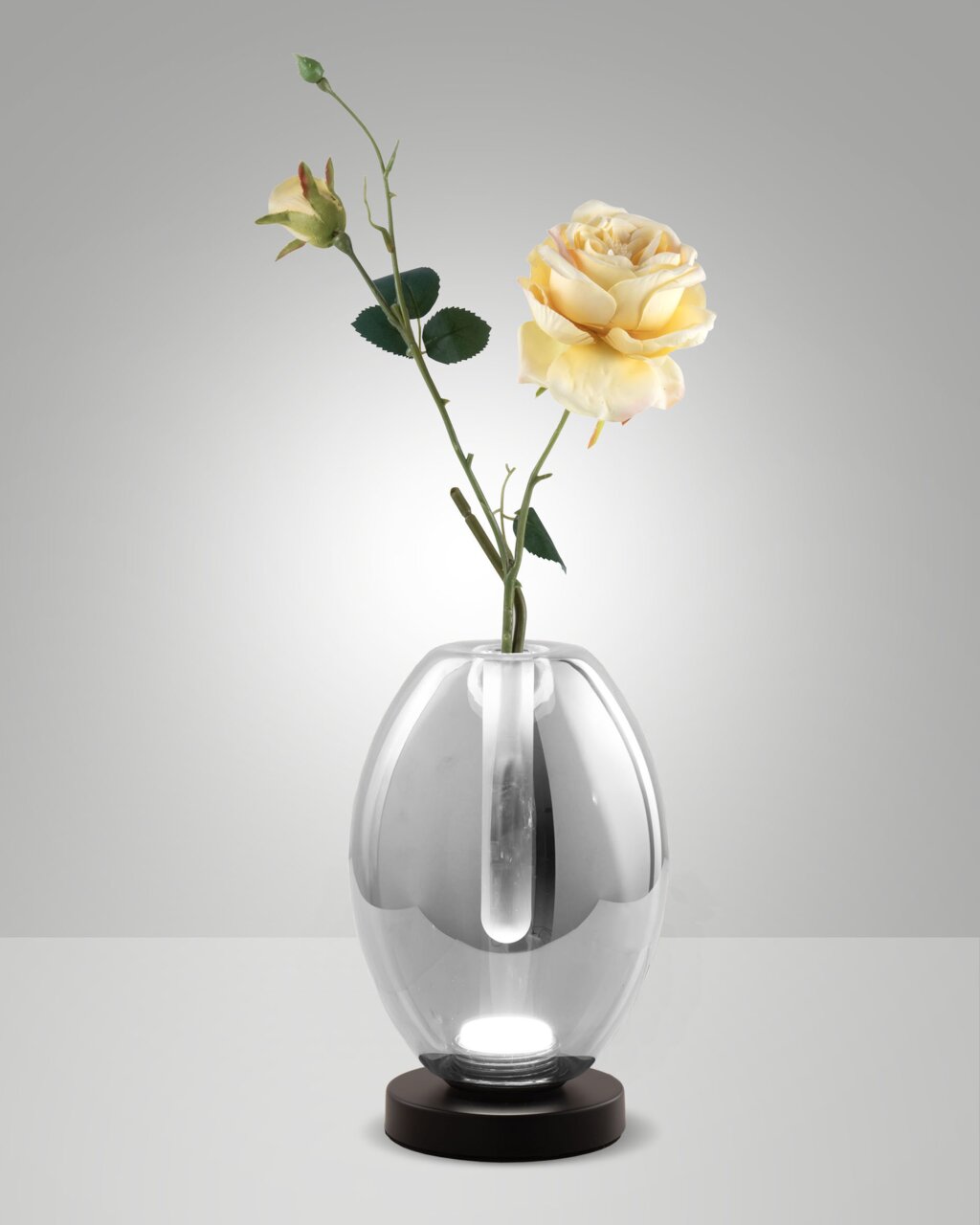 LED-Glasvasenleuchte mit gelber Rose, seitliche Perspektive
