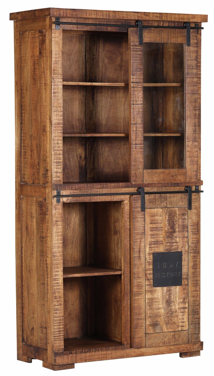 Holzvitrine mit Schiebetüren aus Glas und Metallbeschlägen, seitliche Perspektive