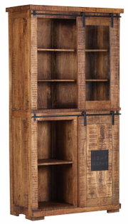Holzvitrine mit Schiebetüren aus Glas und Metallbeschlägen, seitliche Perspektive