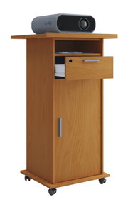 Mobiler Holz-AV-Wagen/Beistellschrank mit Rollen, offener Ablage und halb geöffneter Schublade, oben ein Projektor; Perspektive: schräg von vorne rechts (3/4-Ansicht)