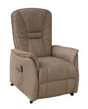 Beiger Fernsehsessel aus Leder mit hoher Rückenlehne und seitlicher Tasche, Vorderansicht.