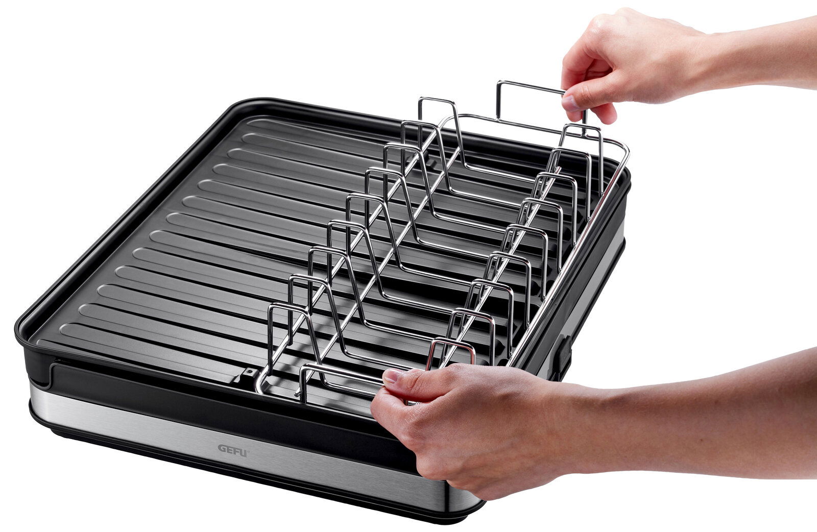 Abtropfgestell SMARTLINE aus Metall mit verstellbaren Halterungen, seitliche Perspektive mit Händen, die das Gestell anpassen.