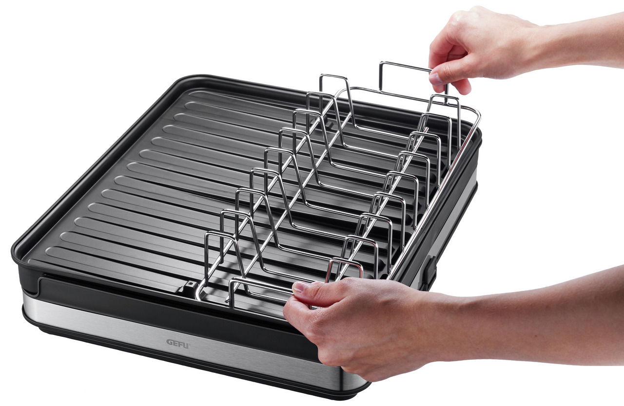 Abtropfgestell SMARTLINE aus Metall mit verstellbaren Halterungen, seitliche Perspektive mit Händen, die das Gestell anpassen.