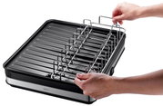 Abtropfgestell SMARTLINE aus Metall mit verstellbaren Halterungen, seitliche Perspektive mit Händen, die das Gestell anpassen.