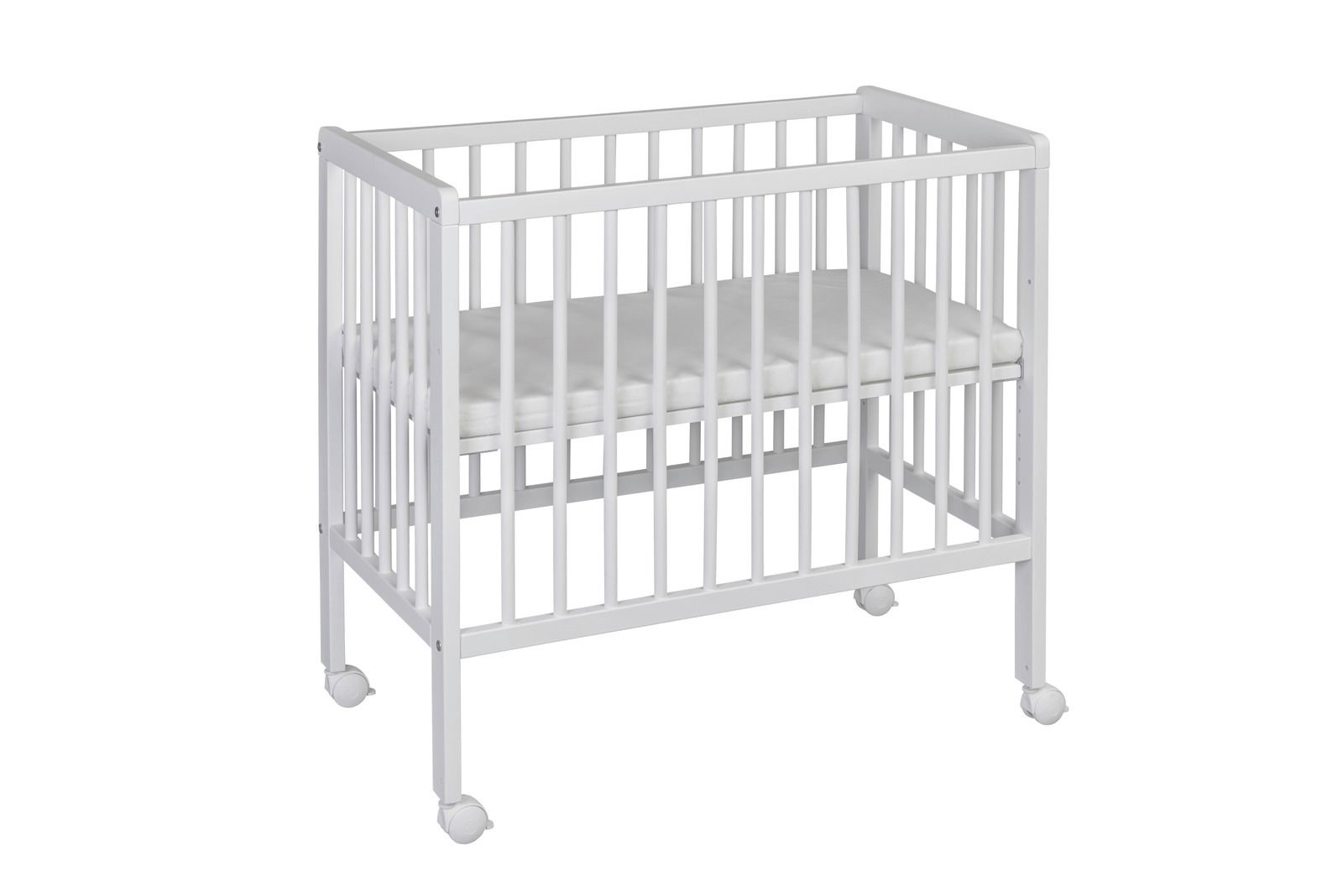 Weißes Beistellbett mit Rollen, seitliche Perspektive