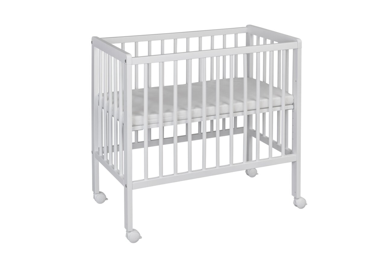 Weißes Beistellbett mit Rollen, seitliche Perspektive