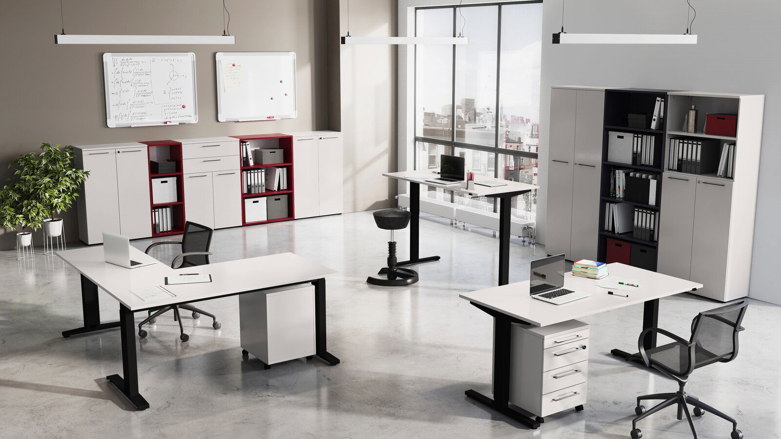 XORA E-Schreibtisch LEGEND II Moderne Büroumgebung mit mehreren Schreibtischen, Aktenschränken und Regalen, aus der Vogelperspektive betrachtet.