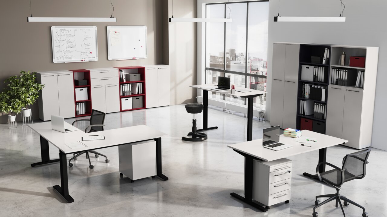 XORA E-Schreibtisch LEGEND II Moderne Büroumgebung mit mehreren Schreibtischen, Aktenschränken und Regalen, aus der Vogelperspektive betrachtet.