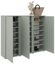 Moderner Schuhschrank in hellem Grün mit offenen Türen, gefüllt mit Schuhen, aus der Frontalperspektive.