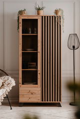 Moderne Vitrine aus Holz mit offenen Regalen und dekorativen Pflanzen, frontal fotografiert.