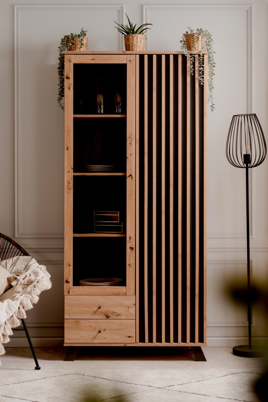 Moderne Vitrine aus Holz mit offenen Regalen und dekorativen Pflanzen, frontal fotografiert.