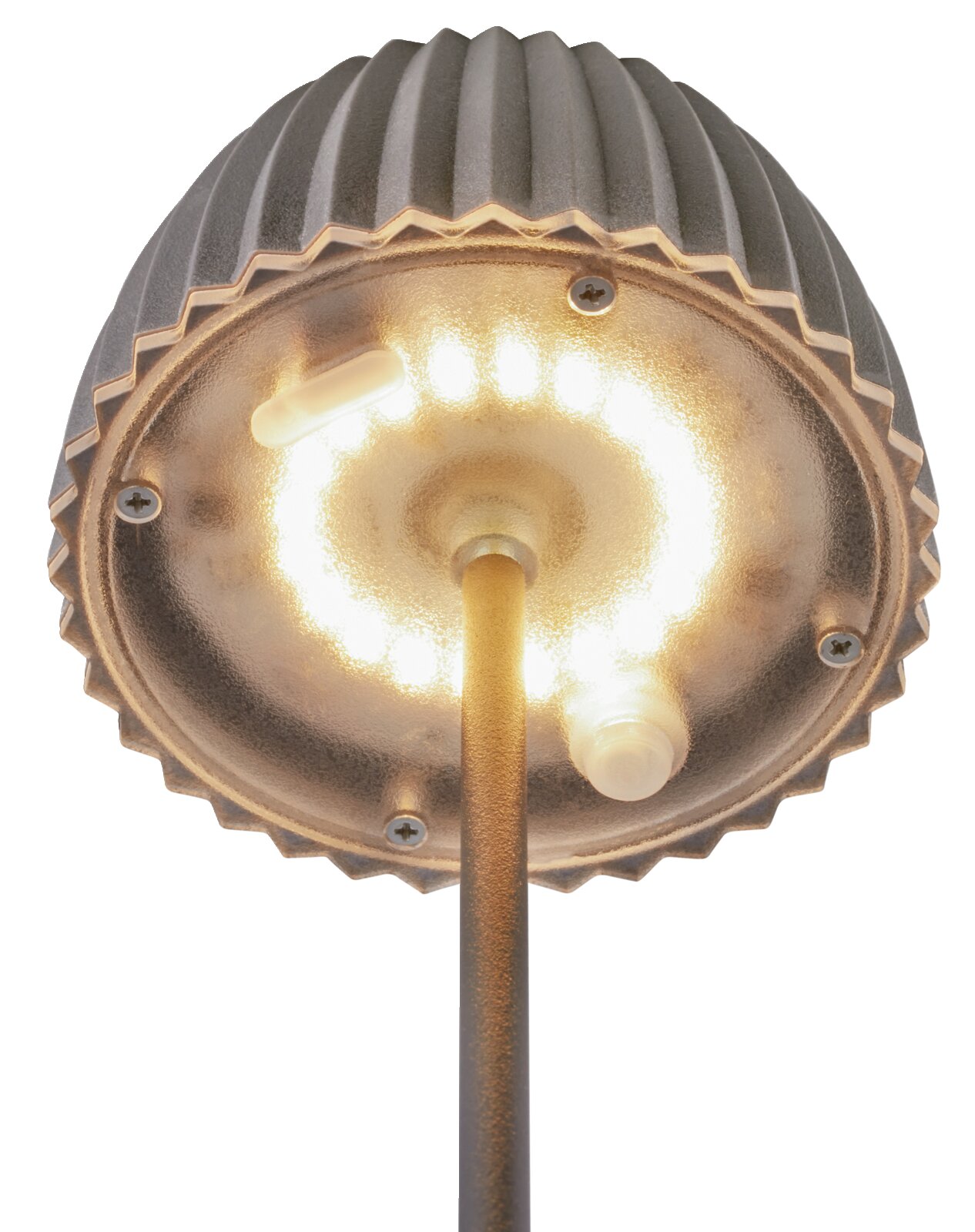 Unteransicht einer eingeschalteten LED-Pendelleuchte mit geriffeltem schwarzem Lampenschirm, warmweißem Ringlicht und goldfarbenem Stab vor weißem Hintergrund