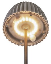 Unteransicht einer eingeschalteten LED-Pendelleuchte mit geriffeltem schwarzem Lampenschirm, warmweißem Ringlicht und goldfarbenem Stab vor weißem Hintergrund