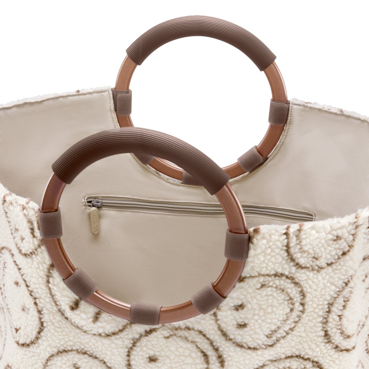 Reisenthel Loopbag Habo SMILEY TEDDY CHOCOLATE Detailansicht von oben auf eine cremefarbene, flauschige Handtasche mit rundem Muster, zwei runden braunen Ringgriffen mit geriffeltem Griffschutz und beigem Innenfutter mit Reißverschlussfach vor weißem Hintergrund