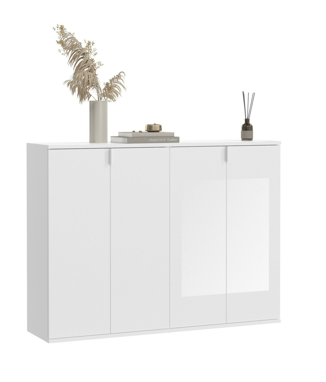Weiße Garderobenkombination mit vier Türen, dekoriert mit einem Buch, einer Vase mit getrockneten Pflanzen und einem Duftstäbchen, seitliche Perspektive.