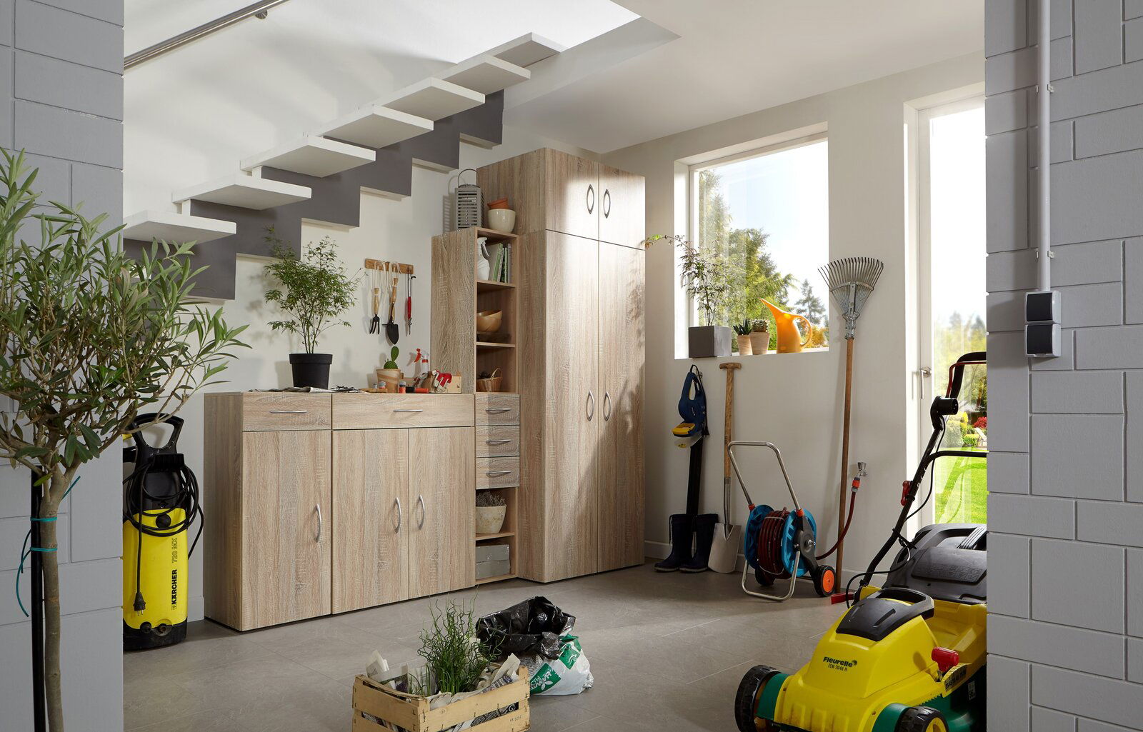 Gartenwerkzeug und Aufbewahrungslösungen in einer modernen Garage, seitliche Perspektive