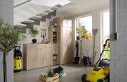 Gartenwerkzeug und Aufbewahrungslösungen in einer modernen Garage, seitliche Perspektive