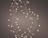 Lichterkette mit warmweißen Micro LEDs in geschwungener Anordnung, seitliche Perspektive