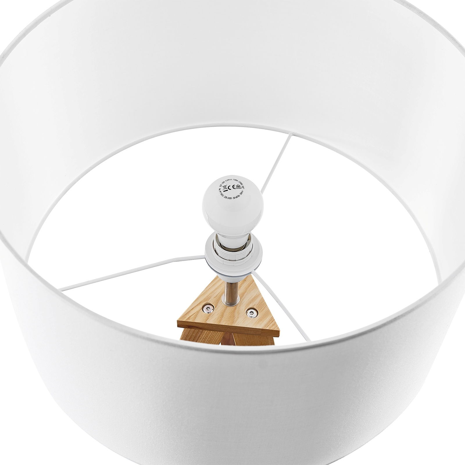 Blick von oben in einen weißen Lampenschirm einer Stehleuchte mit sichtbarer Glühbirne und Holzdetails.