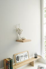 Wandboard aus Holz mit Dekoration, seitliche Perspektive
