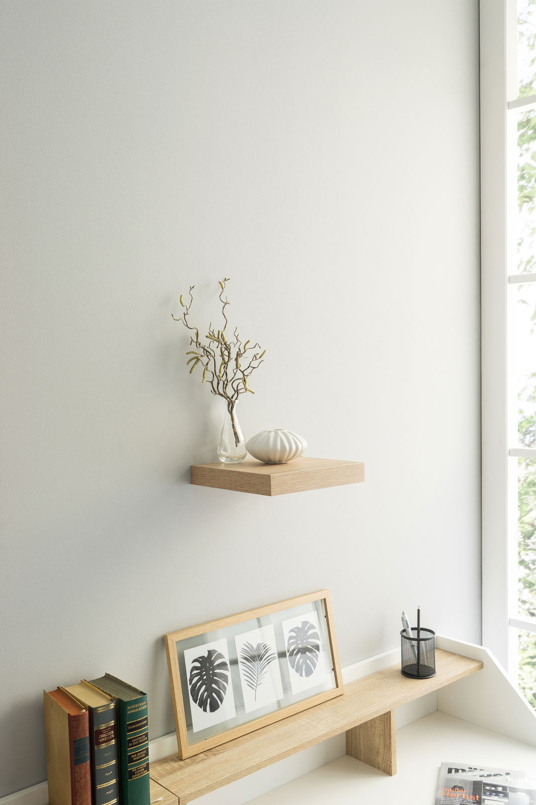 Wandboard aus Holz mit Dekoration, seitliche Perspektive
