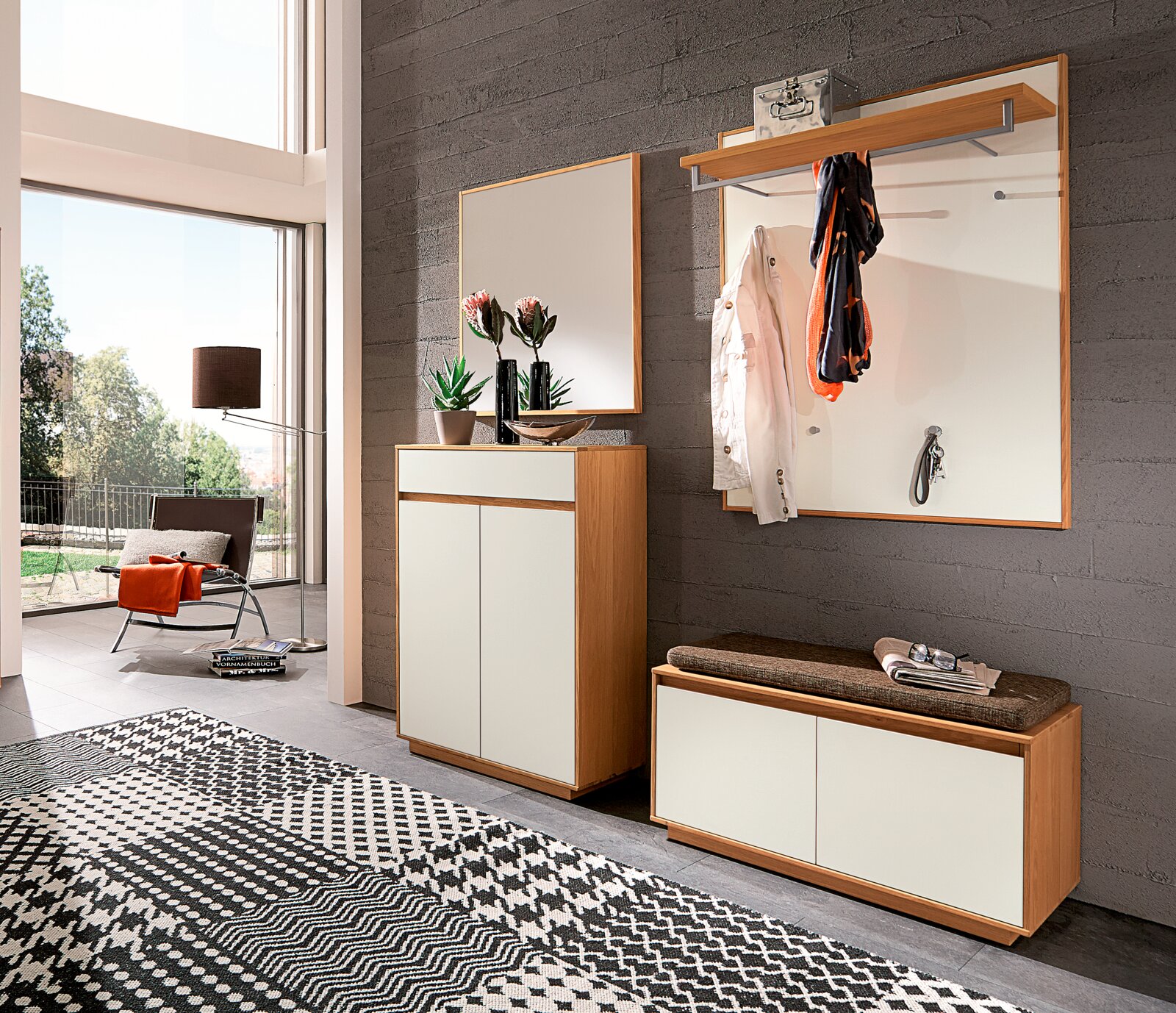 Modernes Garderoben-Set im Flur mit Holzrahmen und weißen Fronten, bestehend aus Schuhschrank, Sitzbank, Spiegel und Wandgarderobe mit Hutablage, fotografiert in schräger Frontansicht aus leicht erhöhter Perspektive.