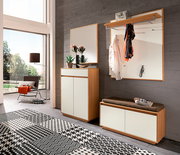 Modernes Garderoben-Set im Flur mit Holzrahmen und weißen Fronten, bestehend aus Schuhschrank, Sitzbank, Spiegel und Wandgarderobe mit Hutablage, fotografiert in schräger Frontansicht aus leicht erhöhter Perspektive.