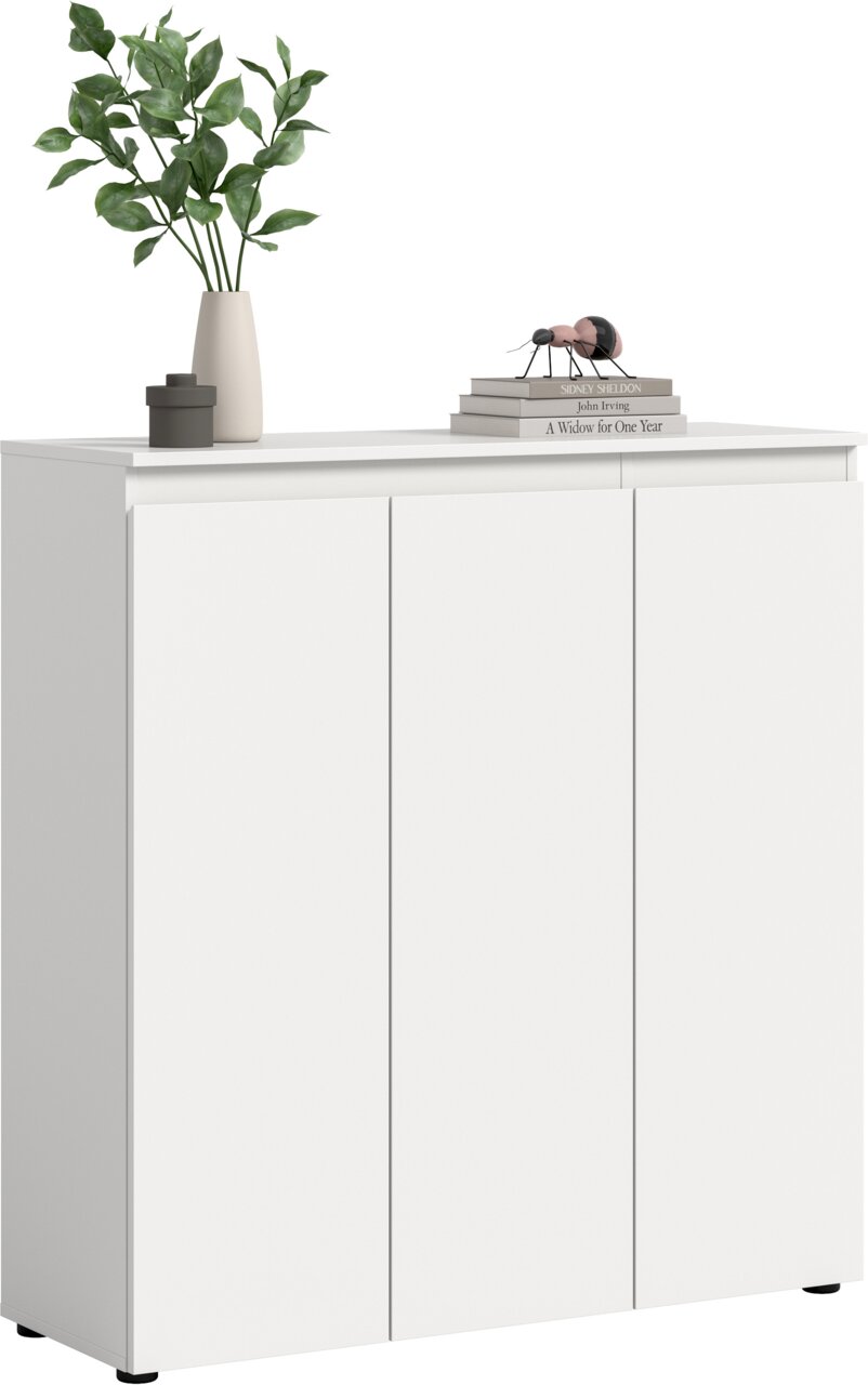 MID.YOU Universalschrank SCARPA Weißes, minimalistisches Sideboard mit drei grifflosen Türen, frontal in leichter Schrägansicht von vorn links fotografiert; auf der Oberfläche stehen eine Vase mit grünen Zweigen, eine kleine Dose und ein Bücherstapel mit Dekofigur.