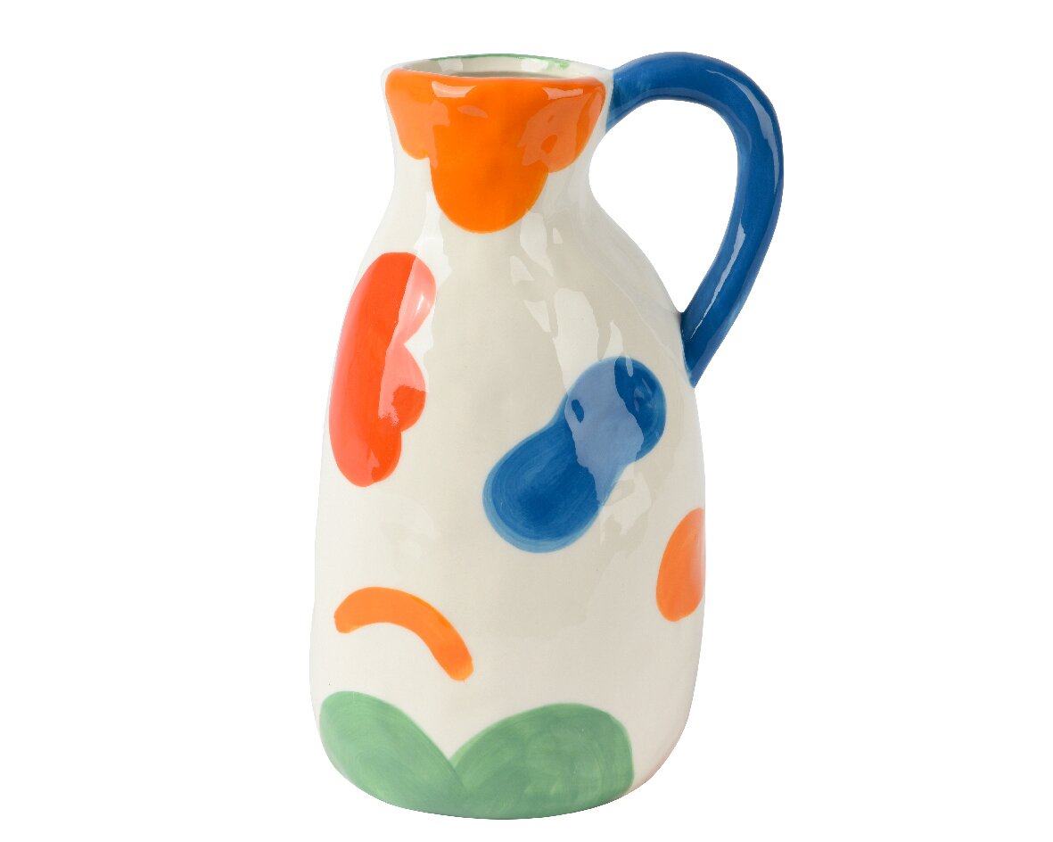 Keramische kan met een kleurrijk, abstract patroon in oranje, blauw en groen, gezien vanaf de zijkant