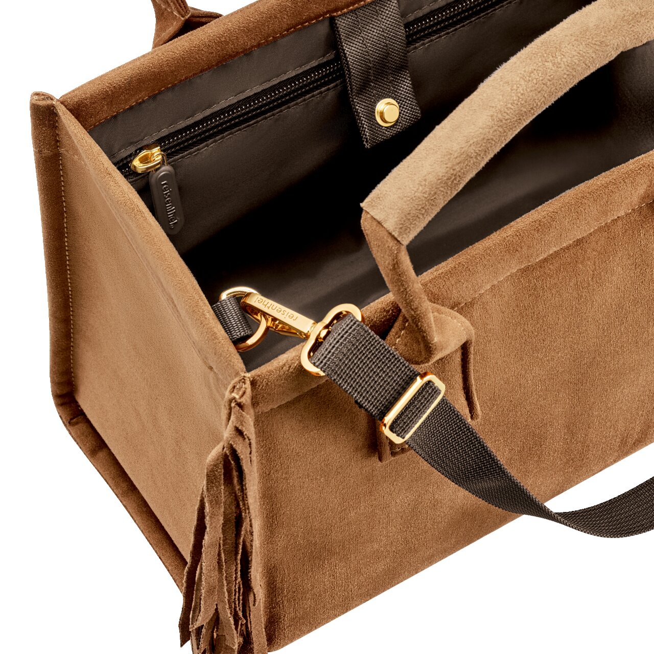Detailfoto van een bruine suède handtas met franjes, zwarte voering, vak met ritssluiting en afneembare zwarte schouderriem met goudkleurige beslag, schuin van bovenaf gefotografeerd.