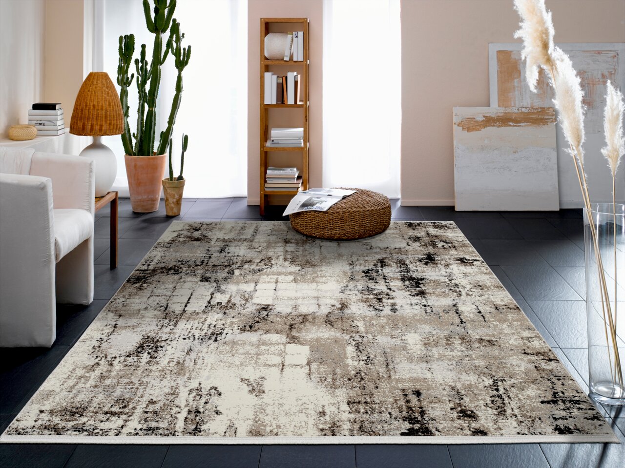 Designer Teppich in modernem Wohnzimmer mit Kaktus und Bücherregal, aus der Perspektive des Raumes fotografiert