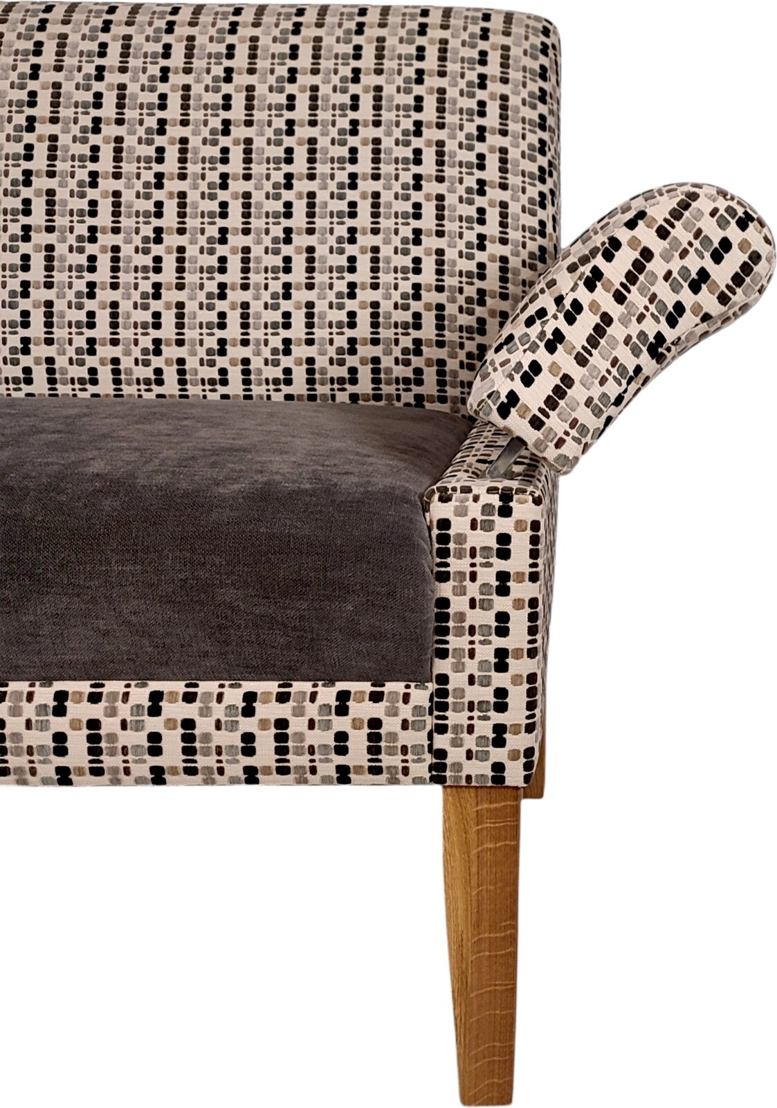 Gepolsterter Sessel mit gemustertem Stoff in Beige/Schwarz/Grau, dunkelgrauem Sitzkissen, Holzbeinen und hochklappbarer Armlehne, Ansicht schräg von vorne rechts