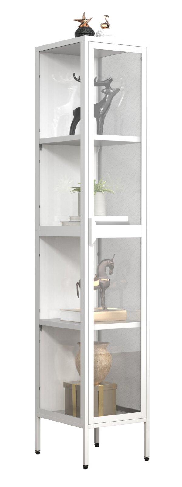Weiße, hohe Vitrine mit Glasfront und mehreren Einlegeböden, freistehend auf schlanken Füßen, mit Dekoobjekten im Inneren; perspektivische Ansicht schräg von vorn