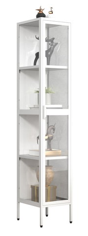 Weiße, hohe Vitrine mit Glasfront und mehreren Einlegeböden, freistehend auf schlanken Füßen, mit Dekoobjekten im Inneren; perspektivische Ansicht schräg von vorn