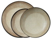 Dreiteiliges Tellerset in Erdtönen mit matter Oberfläche, von oben betrachtet.